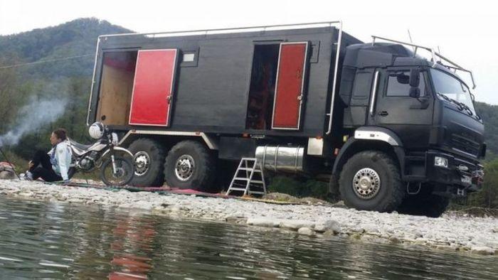 拉力赛卡车在夺冠后被车主改成房车外表硬派内里复古典雅