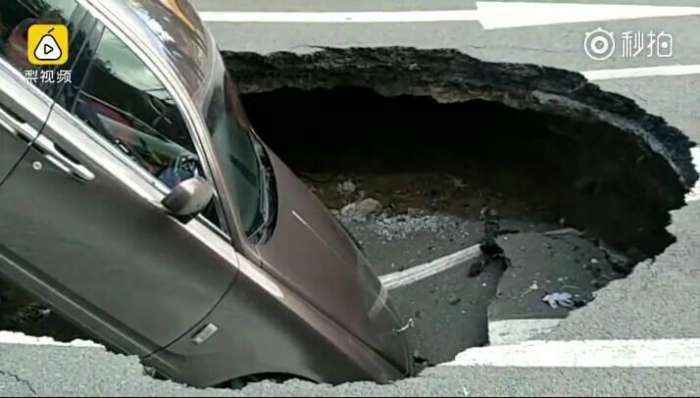 500万的劳斯莱斯幻影等红灯刚起步掉坑里了