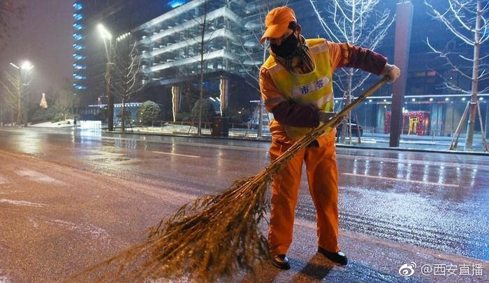 寒冷天辛苦除雪的环卫工,谢谢你们!