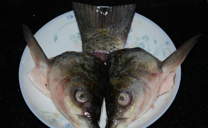 鱼头鱼尾放盐腌上10几分钟.