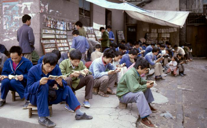 80年代中国老照片,图1小人书风靡一时