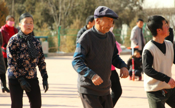 大爷跳广场舞,网友,真的是老当益壮