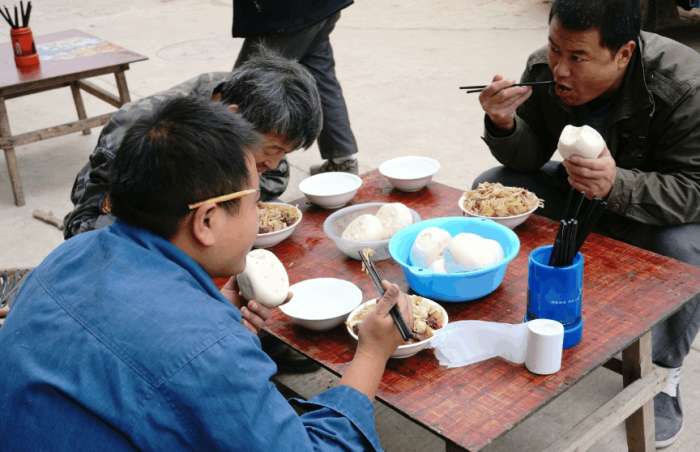 实拍工地民工吃"大餐"