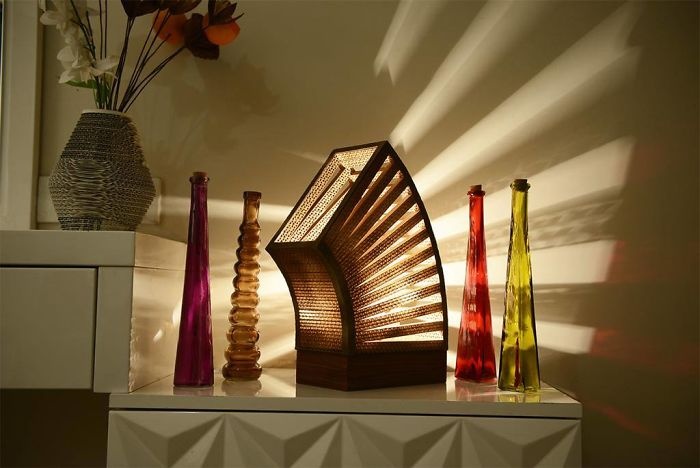 用回收的瓦楞纸板制作出的纸板灯,温馨又环保.