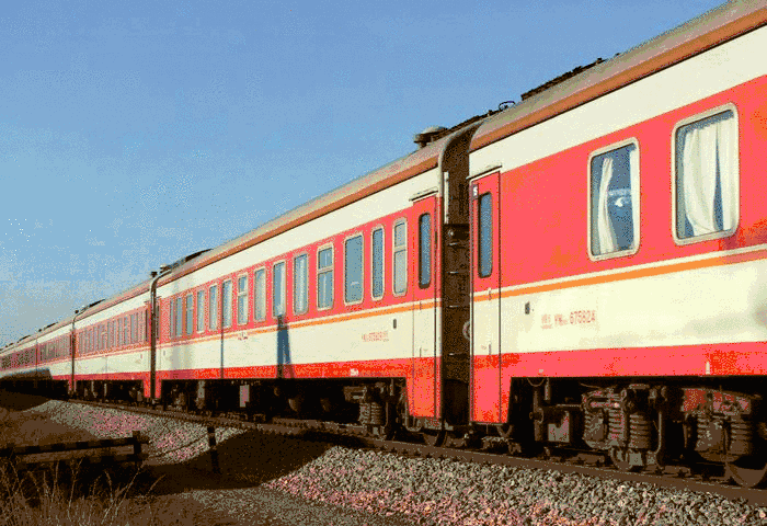 欢乐的少数民族乐曲声中,第一列喀什至鹰潭k1662次列车缓缓开出喀什站