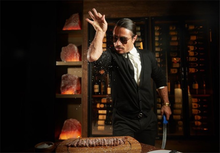 被誉为世界上最咸手臂的撒盐哥,将牛排馆开到了纽约!