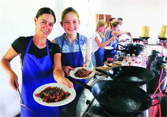 当一群老外烹饪中国菜时,他们都做了什么奇怪的食物?