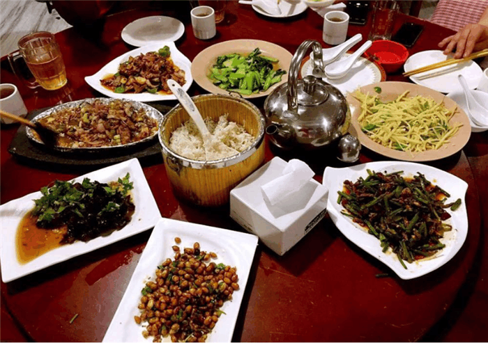 老外感叹: 中国菜太难学, 为什么吃饭要一桌子菜?