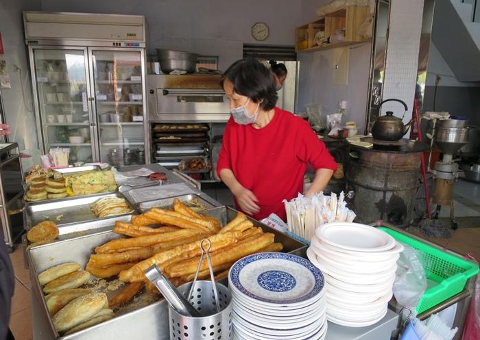 6旬老人携老家炉灶城里开店,独特烧饼和纯正豆浆成热卖早餐