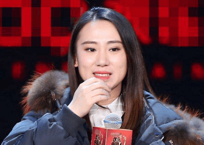 离婚后的丫蛋确实变的非常漂亮,和早前出现这大众眼前的村姑形象产生