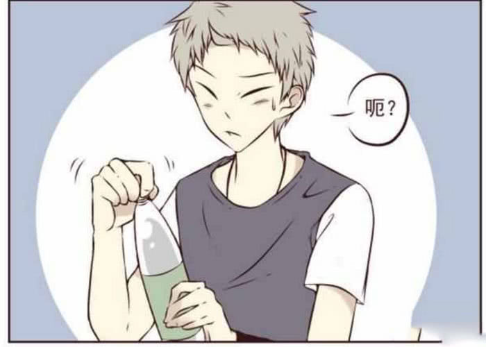 搞笑漫画,两个男同学怎么都拧不开瓶盖,妹子这样一下就拧开了!