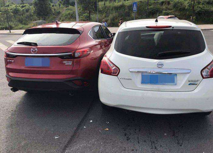 马自达suv路口与日产骐达轻微碰撞, 车主下车后一脸懵逼: 断轴了