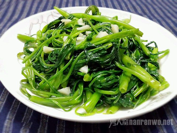 蒜香空心菜的做法做法:1,空心菜择好洗净,蒜拍碎.