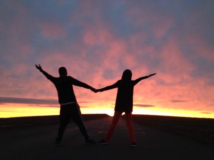 请珍惜左手牵右手的幸福