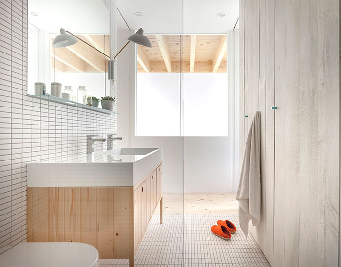 整面的透明玻璃墙让阳光完全的撒入室内