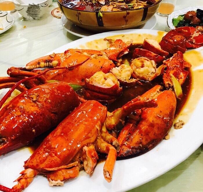 一群姑娘相约去吃大龙虾,7人点了11个菜,花了2500多元