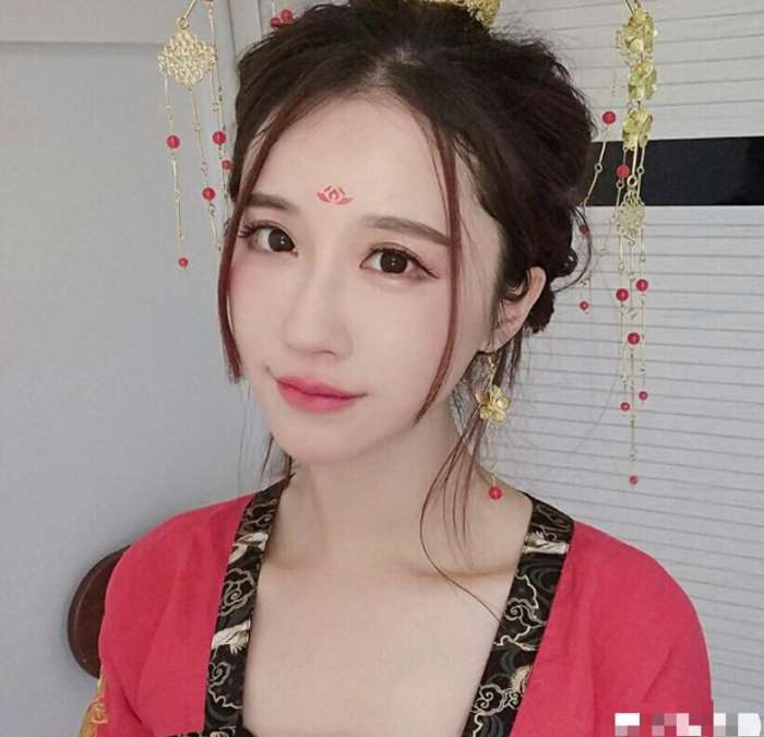 轩子巨2兔睡前晒素颜自拍福利,她的双手露馅了