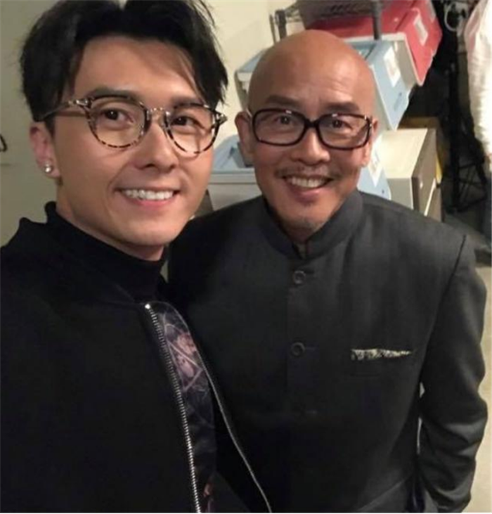 出身音乐世家,因讲不好粤语难圆歌手梦,如今靠声音成别样影帝