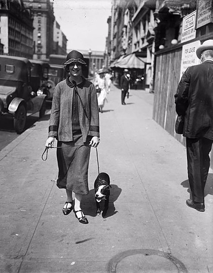 20世纪20年代国外街头时尚女性,那时就有人玩悠悠球!