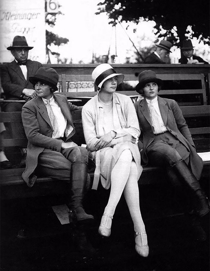 20世纪20年代国外街头时尚女性,那时就有人玩悠悠球!