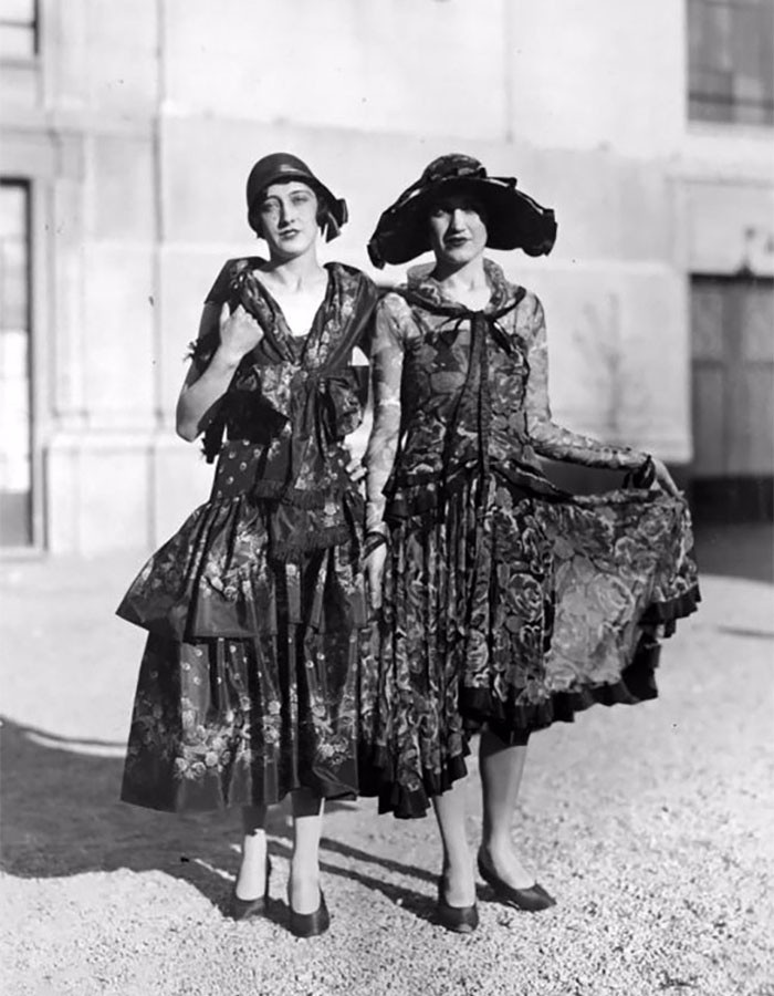 20世纪20年代国外街头时尚女性,那时就有人玩悠悠球!