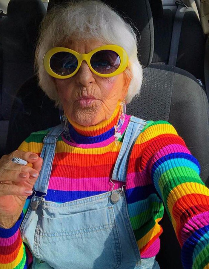 大框眼镜,吸烟的手势 ,帅气的装扮,奶奶还是时髦范.