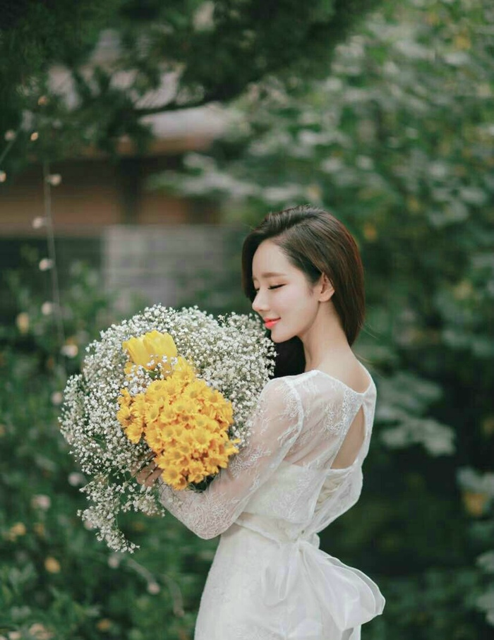 韩国嫩模穿唯美婚纱,清纯侧颜杀太迷人