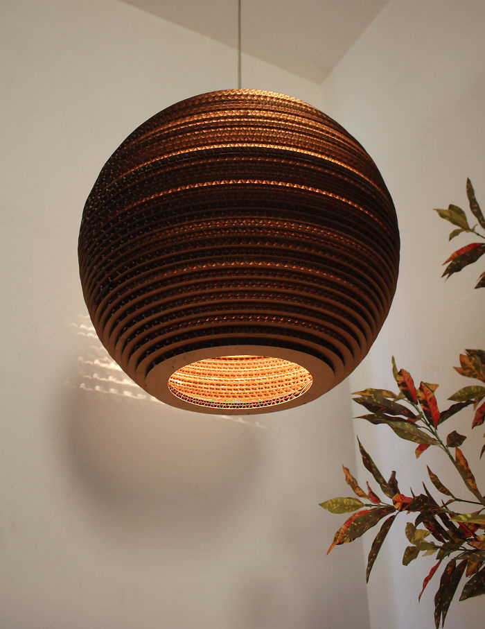 用回收的瓦楞纸板制作出的纸板灯,温馨又环保.