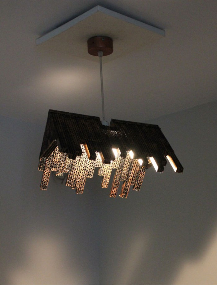 用回收的瓦楞纸板制作出的纸板灯,温馨又环保.