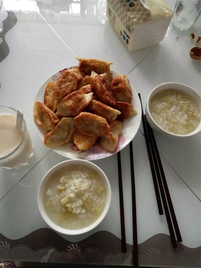 里面料多就算了吧,竟然还有配菜,这样的早餐简直是太丰盛了,早上营养
