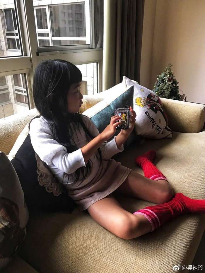 曹格女儿8岁长开了, 五官开始变得像妈妈, 网友: 吴速玲基因强大