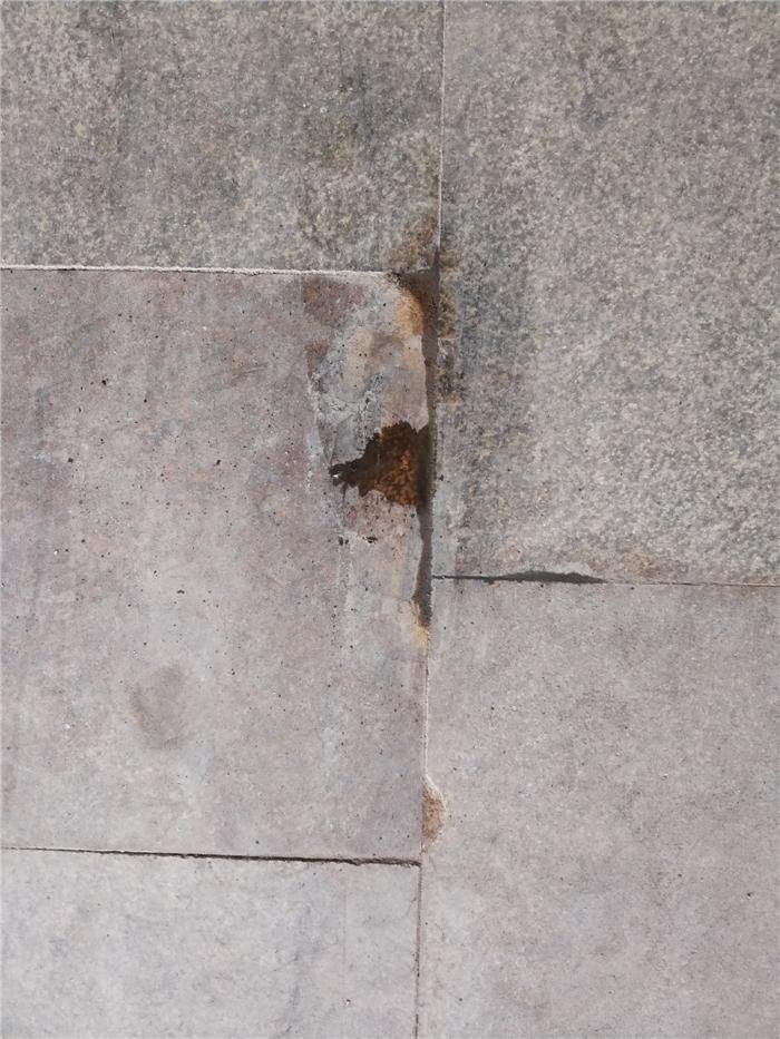 油污斑斑的地面会造成很多不良影响,例如地面不美观整洁;环境卫生差