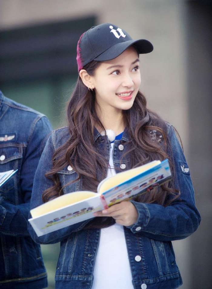 郑爽杨颖同穿黑色皮衣参加真人秀 网友:对比很悬殊