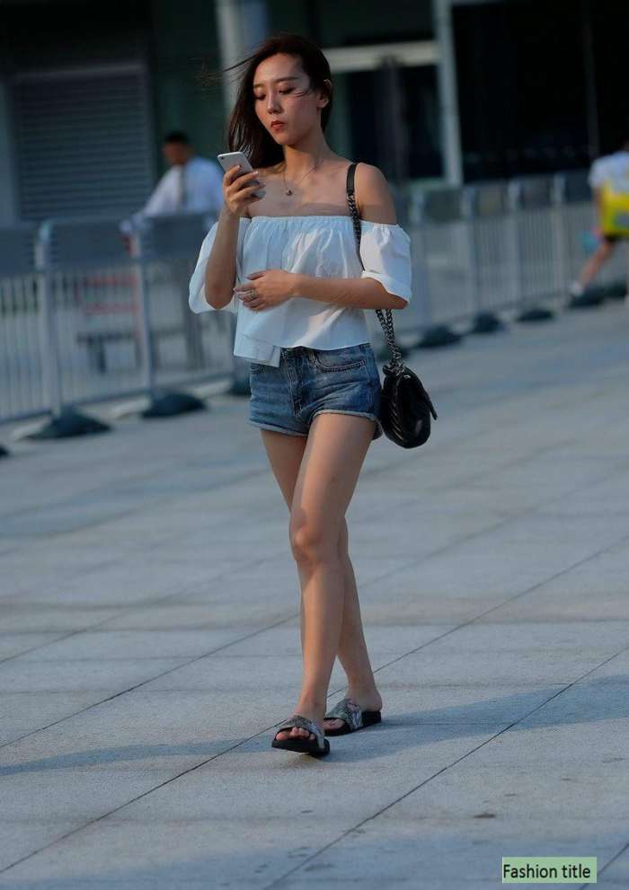 抹胸热裤穿搭的小姐姐长发飘飘网友这户型真不错