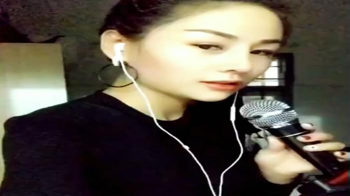 厦门网红街头艺人花姐翻唱《上海滩》!