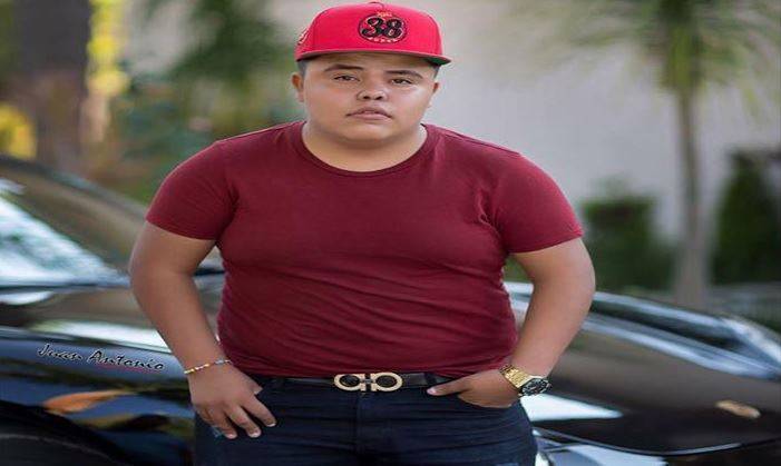 他得罪的毒贩塞万提斯是墨西哥知名的通缉犯,警方对他悬赏高达500万