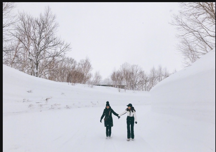 baby晒和妈妈在雪地里的牵手照 背景太美被抢镜