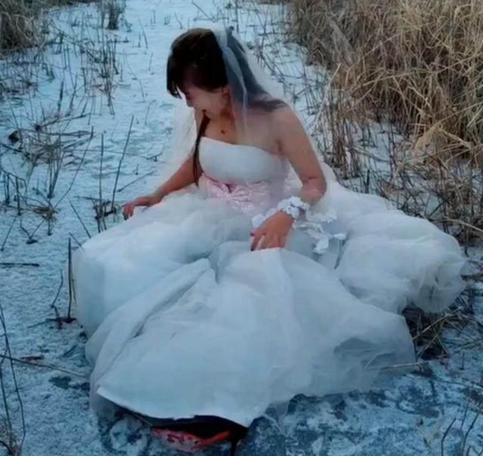 女孩为了拍不一样的婚纱照,光腿坐在雪地里,冻得她直跺脚!