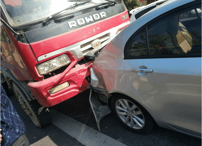 吉利帝豪马路遭大货车追尾, 车主: 全车人能活着全靠这良好的质量