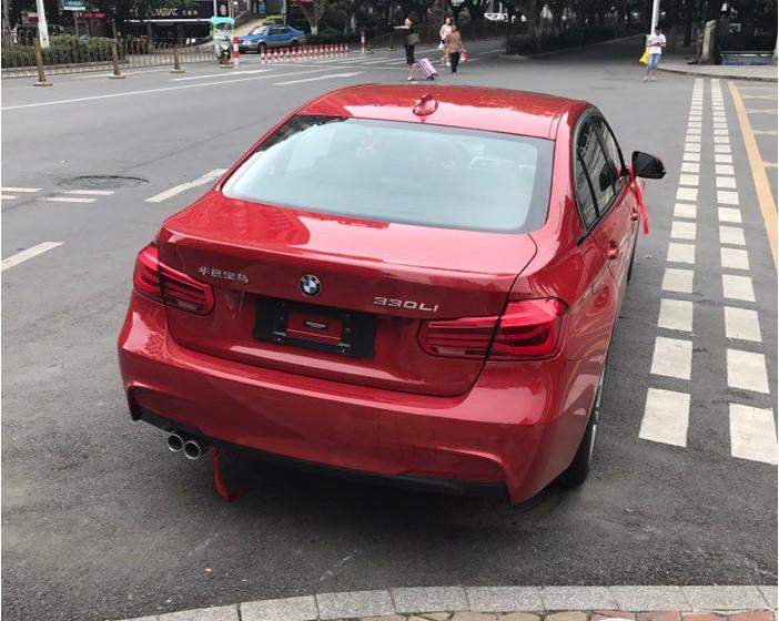 5万入手的墨尔本红的宝马330li m.这台红色的宝马3系(配置