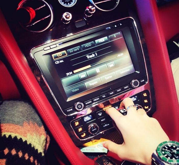 天佑之后快手第一主播手握三千万牌家军出行开宾利超跑