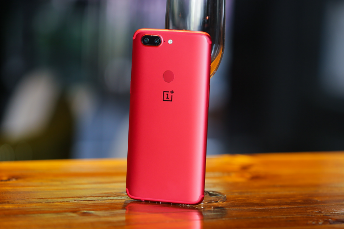 配置上,一加5t熔岩红属于该系列的顶配版本,骁龙835处理器,8g 128g