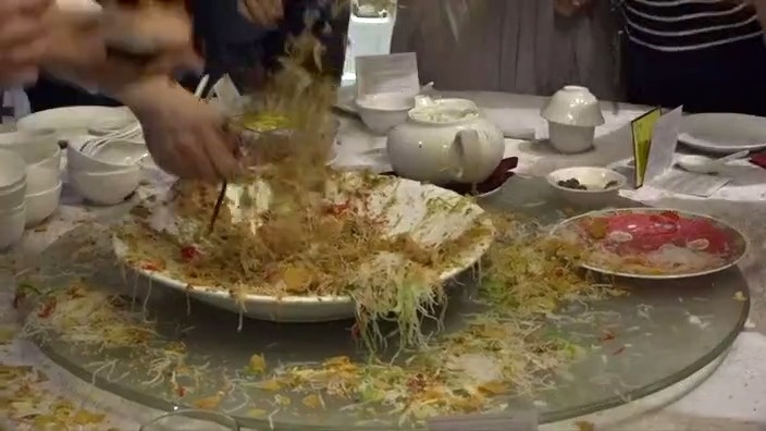 【新、马华人庆春节:“捞起”“七彩鱼生”】“捞起”(Lo Hei)又可称...|人庆|七彩鱼|春节_新浪新闻