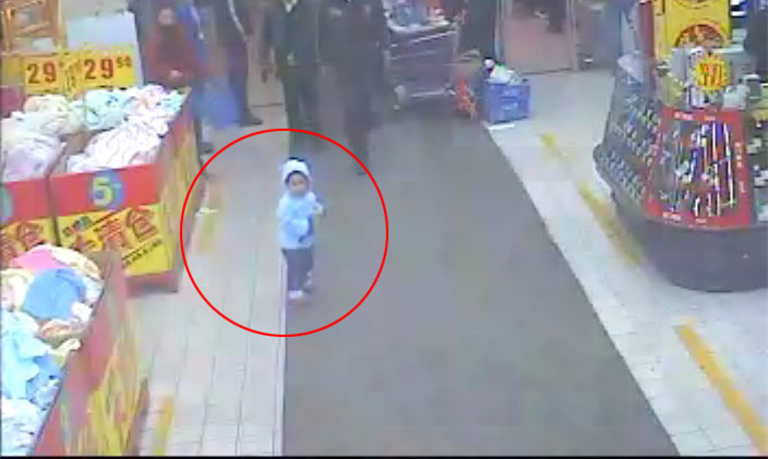 5岁孩子超市走丢,婆婆后悔哭成泪人,宝妈:找不到孩子就别回来