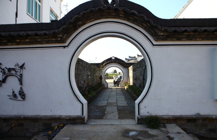 不起眼小山村蜕变成金华版"小丽江",带着神秘人脸图腾刮起"徽派旋风"