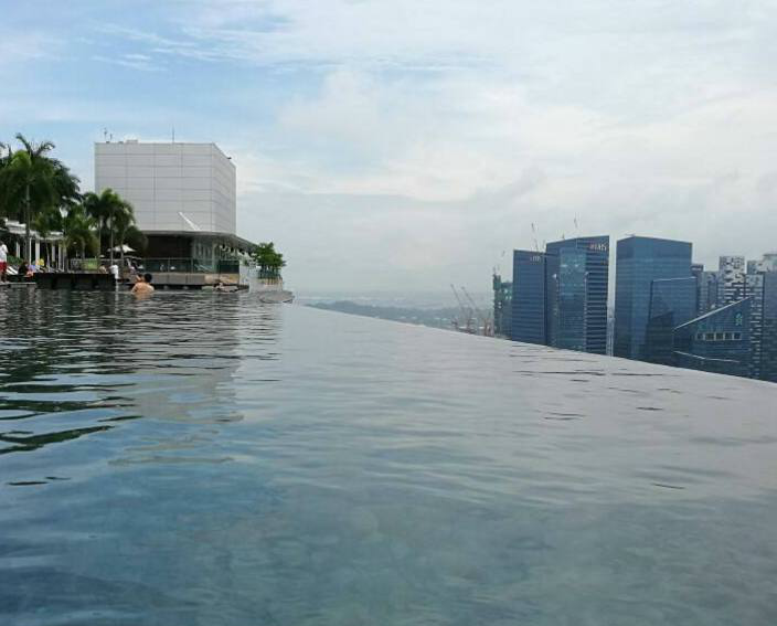 新加坡的金沙酒店是当今世界上最昂贵的酒店之一,总建设耗资40亿英镑.