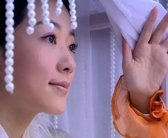 韩雪扮演的香雪海,一身雪白坐在白色轿子当中,缓缓掀开帘子的那一刹那