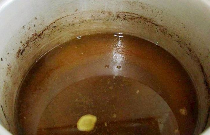 肉汤等会还要用,上面漂了一层油锅里加少许油,把香料和豆瓣酱都倒进去