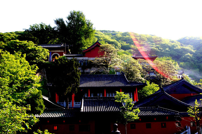 嵩山:迢递嵩高下 归来且闭关.