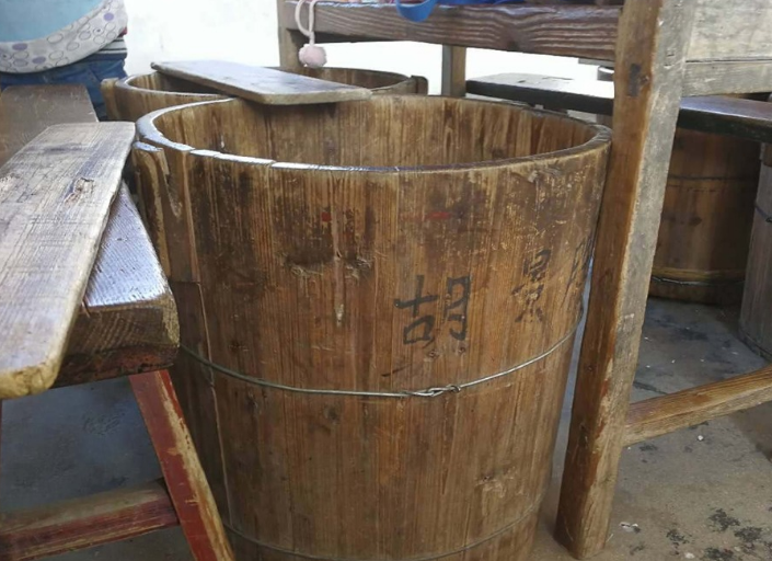 取暖神器 山村儿童踩火桶上课